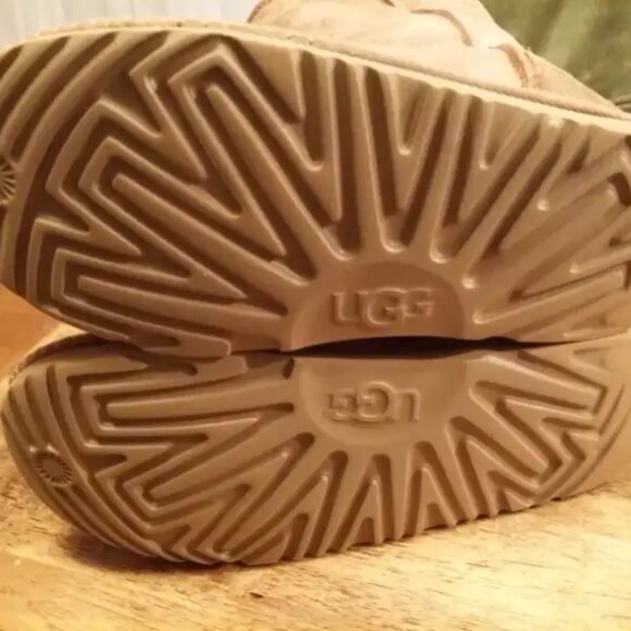 UGG Classic Sheepskin Women's Winter Boots - Size 6 - Picture 4 of 4